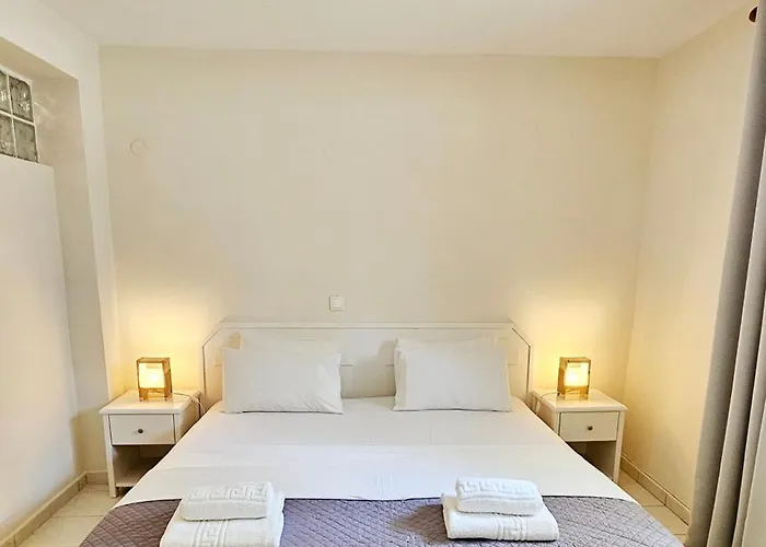 White Apart Otel Polychrono