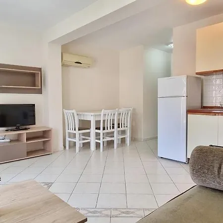Aparthotel White 2*